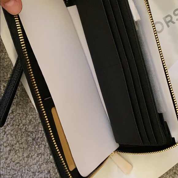 Michael Kors wristlet wallet - Picture 3 of 3